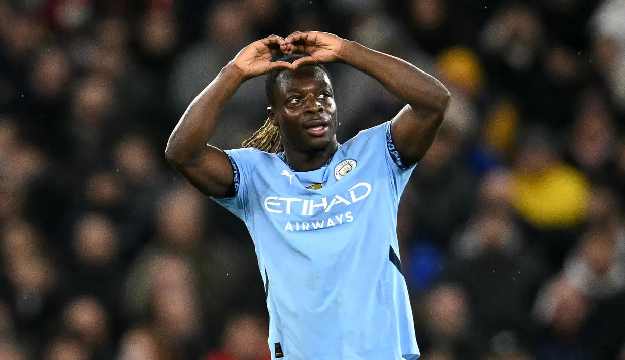 <p>Pemain Manchester City, Jeremy Doku melakukan selebrasi setelah mencetak gol ke gawang Nottingham Forest pada laga lanjutan Liga Inggris 2024/2025 di Etihad Stadium, Manchester, Inggris, Kamis (05/12/2024). (AFP/Oli Scarff)</p>