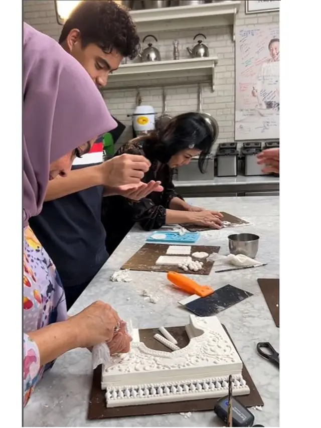 Sambut Lebaran, Ini 6 Potret Rieta Amilia dan Desiree Tarigan Bantu Bikin Kue Masjid