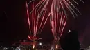 Warga menyaksikan pesta kembang api saat perayaan malam puncak Tahun Baru 2023 di Danau Archipelago, Taman Mini Indonesia Indah (TMII), Jakarta, Minggu (1/1/2023). Danau Archipelago TMII menjadi pusat pesta kembang api di malam tahun baru 2023. (Liputan6.com/Herman Zakharia)