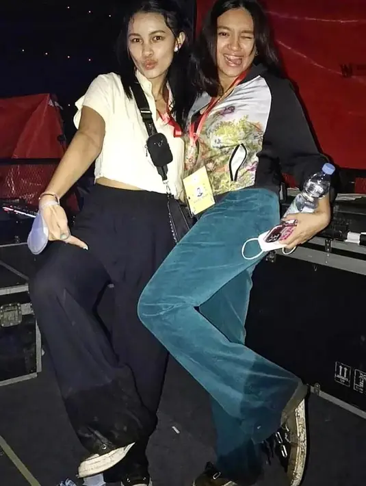 Momen seru selalu terjadi saat Alleia menemani sang ayah manggung. Di belakang panggung, Alleia tampak seru menikmati segala kesenangan bersama rekan-rekannya. Tak heran, momen Alleia menemani ayahnya manggung ini curi perhatian. (Liputan6.com/IG/alleiaa_anata)