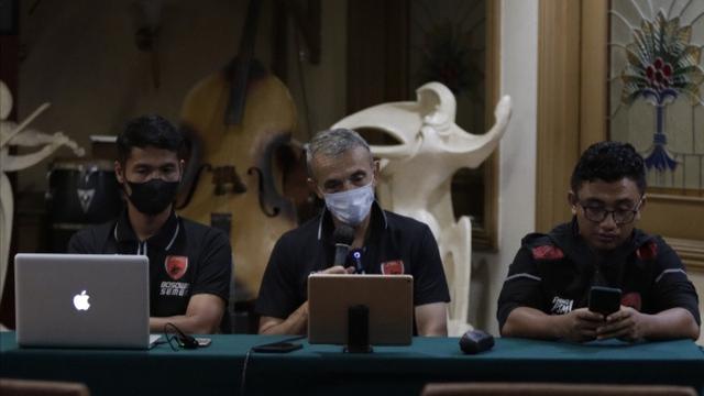 Pelatih PSM Makassar, Milomir Seslija (tengah)