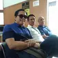 David Sulaksmono, Nasir Salassa, dan Berti Tutuharima, saat menghadiri sidang perdana Joko Driyono.