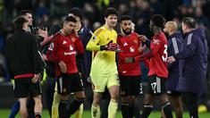 Senne Lammens menjadi pemain lain yang tak kalah penting dalam kemenangan Manchester United atas Everton di Liga Inggris 2025/2026 pada Senin (23/02/2026) waktu setempat. (AFP/Paul Ellis)
