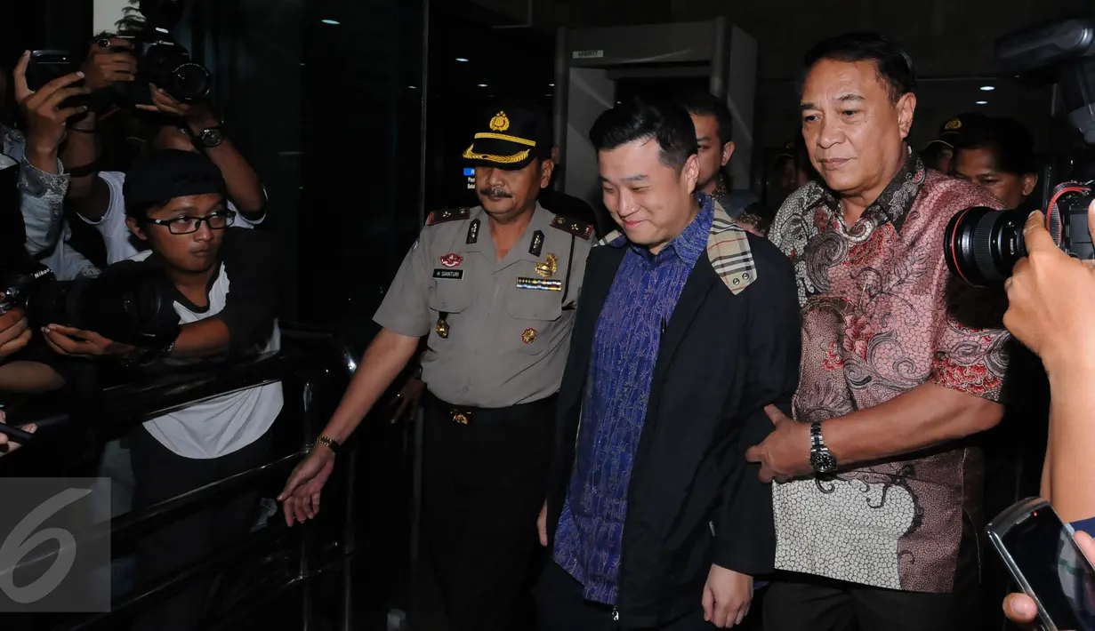 Direktur PT Agung Sedayu Group, Richard Halim Kusuma (tengah) menunduk sambil tersenyum saat keluar gedung KPK Jakarta, Rabu (20/4/2016). Richard diperiksa terkait dugaan suap pembahasan  raperda reklamasi Teluk Jakarta. (Liputan6.com/Helmi Fithriansyah)