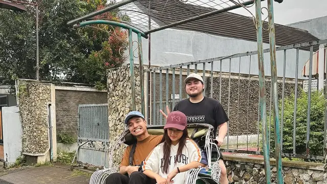 Potret Fuji An Terima Bucket Bunga Mawar Berukuran Besar (credit: instagram/fuji_an)