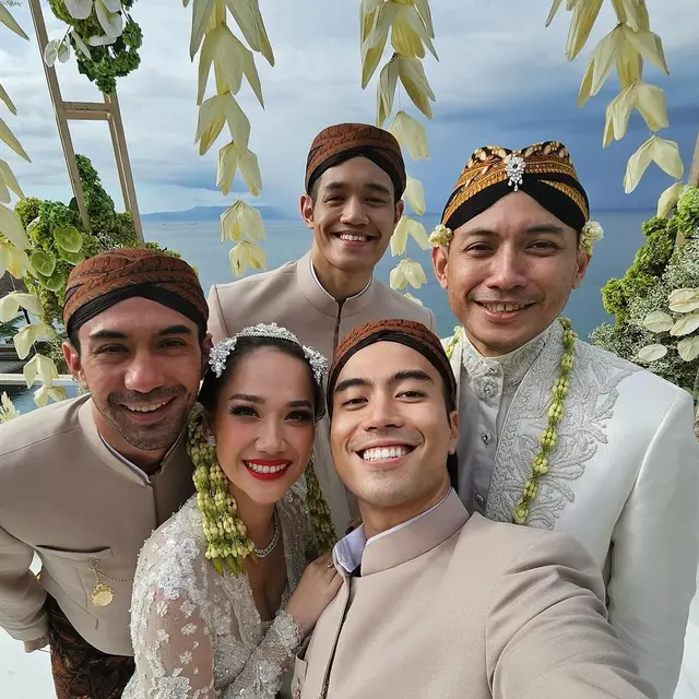 6 Potret BCL Bareng Bridesmaid dan Bridesman, Aishah Sinclair