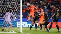 Pemain Borneo FC, Muhammad Alfharezzi (tengah) mencetak gol pertama timnya ke gawang Madura United pada laga leg kedua semifinal Championship Series BRI Liga 1 2023/2024 di Stadion Batakan, Balikpapan, Kalimantan Timur, Minggu (19/5/2024). (Bola.com/Bagaskara Lazuardi)