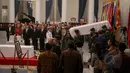 Sejumlah prajurit TNI mengusung peti jenazah Dubes Indonesia untuk Pakistan, Almarhum Burhan Muhammad di Gedung Pancasila Kemenlu, Jakarta, Selasa (19/5). Burhan wafat setelah menjalani perawatan pasca kecelakaan helikopter. (Liputan6.com/Faizal Fanani)
