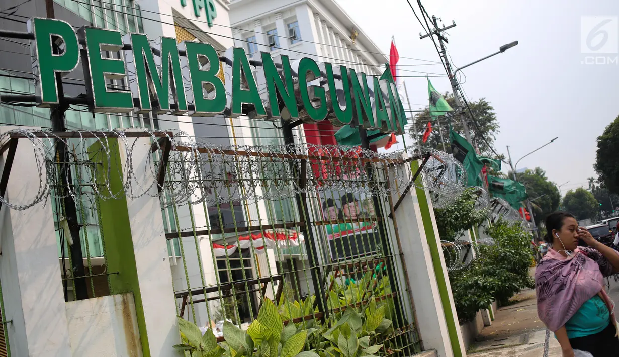 Kondisi kantor DPP Partai Persatuan Pembangunan (PPP) yang dikelilingi kawat berduri di Jakarta, Kamis (20/7). Pemasangan kawat ini juga mengantisipasi serangan lanjutan yang sebelumnya terjadi pada minggu (16/7/2017) lalu. (Liputan6.com/Faizal Fanani)