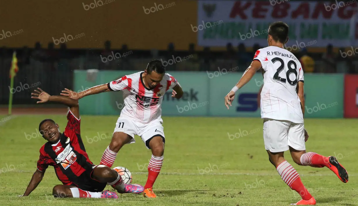 Bek Persipura, Yustinus Pae, berebut bola dengan striker Persija, Rachmat Afandi, pada laga Torabika Soccer Championship 2016 di Stadion Mandala, Jayapura, Jumat (29/4/2016). (Bola.com/Nicklas Hanoatubun)