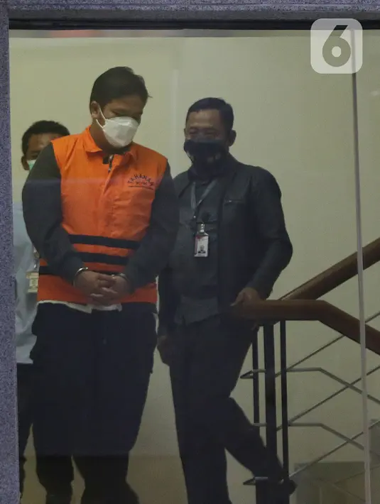 Bupati Kuantan Singingi (Kuansing) Andi Putra memakai rompi tahanan usai diperiksa di gedung Komisi Pemberantasan Korupsi (KPK), Jakarta, Rabu (20/10/2021).  Andi Putra terjaring OTT terkait suap perpanjangan izin HGU sawit di Kabupaten Kuantan Singingi, Provinsi Riau. (Liputan6.com/Herman Zakharia)