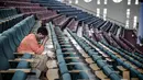 Seorang perempuan berdoa untuk mengakhiri pandemi Virus Corona sambil duduk sendirian di sebuah gereja yang kosong saat menyiarkan khotbah secara online di Nairobi Baptist Church di Nairobi, Kenya pada 22 Maret 2020 . (Photo by LUIS TATO / AFP)