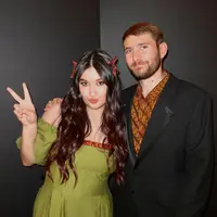 Meski berkarier di Amerika, Stephanie Poetri tidak meninggalkan jati dirinya sebagai orang Indonesia. Terlihat saat putri Titi DJ itu kenakan dress batik di acara Moonrise Gala [@stephaniepoetri]