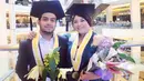 Momen ini diambil saat keduanya merayakan kelulusan sebagai mahasiswa di perguruan tinggi yang sama. Sebelumnya Fadil dan Rissa juga bersekolah di SMA yang sama pula. (Instagram/@fadiljaidi)