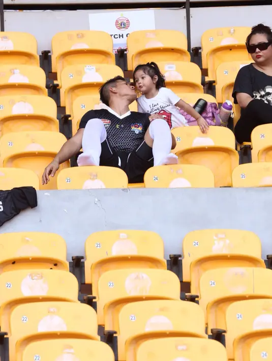 Iko Uwais bersama Audy Item serta istrinya saat di di Stadion Utama Gelora Bung Karno, Senayan, Jakarta, Minggu (10/4/2016).  (Andy Masela/Bintang.com)