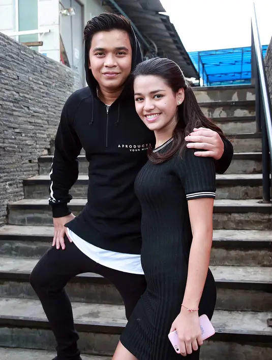 "Ah enggak, itu mah gosip (soal rencana nikah dalam waktu dekat). Namanya hubungan ada niatnya ke sana (nikah) tapi untuk saat ini belum ada. Persiapan nikah juga belum," tegas Billy di kawasan Kapten Tendean, Jumat (22/7/2016). (Deki Prayoga/Bintang.com)