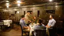 Orang-orang menikmati hidangan makan malam di restoran di New York, AS (30/9/2020). Restoran di New York City diizinkan untuk membuka kembali layanan makan dalam ruangan selama masih di bawah 25 persen dari kapasitas maksimal dan mematuhi protokol keselamatan yang ketat. (Xinhua/Michael Nagle)