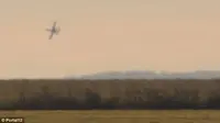 Gambar yang beredar di forum konspirasi menunjukkan benda mirip piring terbang itu mengudara di atas jet tempur.