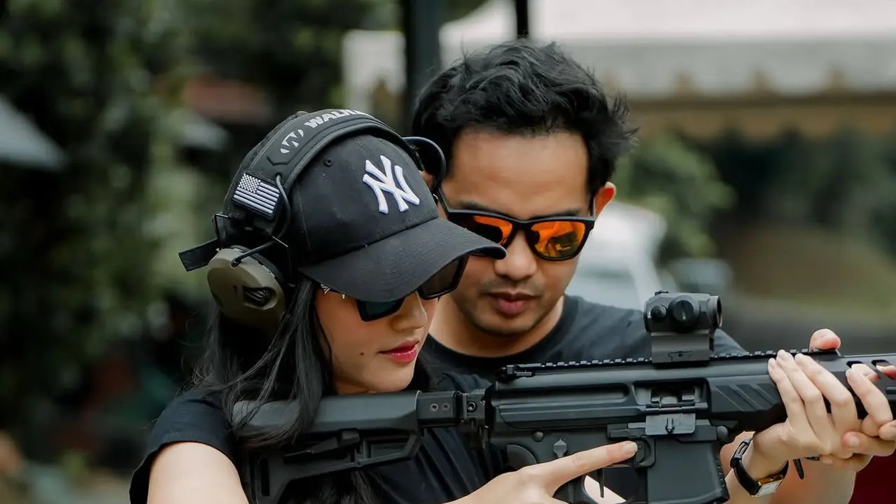 Febby Rastanty saat Latihan Menembak bersama suaminya. [@febbyrastanty]