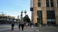 Pejalan kaki melintas di depan Kantor Pusat Twitter di San Francisco, California pada 4 November 2022. Setengah dari 7.500 karyawan Twitter diberhentikan pada 4 November, sebuah dokumen internal menunjukkan, ketika pemilik baru Elon Musk memulai perombakan besar-besaran dari perusahaan yang bermasalah. (AFP/Samantha Laurey)