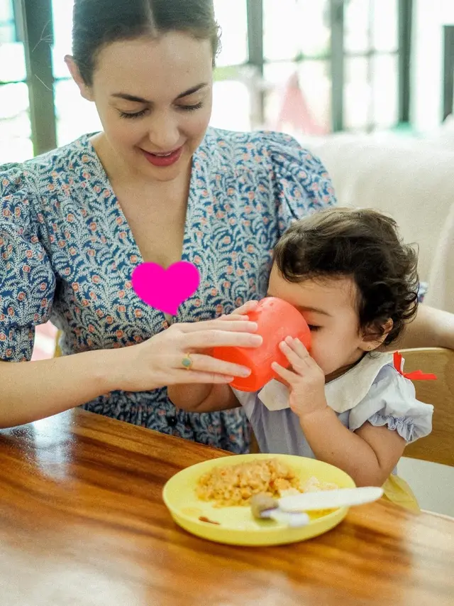 6 Momen Rianti Cartwright Peringati 11 Tahun Pernikahan, Makan Bersama di Rumah