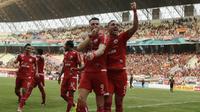 Bek Persija Jakarta, Jaimerson Xavier, merayakan gol yang dicetak Marko Simic ke gawang Sriwijaya FC pada laga Liga 1 di Stadion Wibawa Mukti, Jawa Barat, Sabtu (24/11). Persija menang 3-2 atas Sriwijaya. (Bola.com/Yoppy Renato)