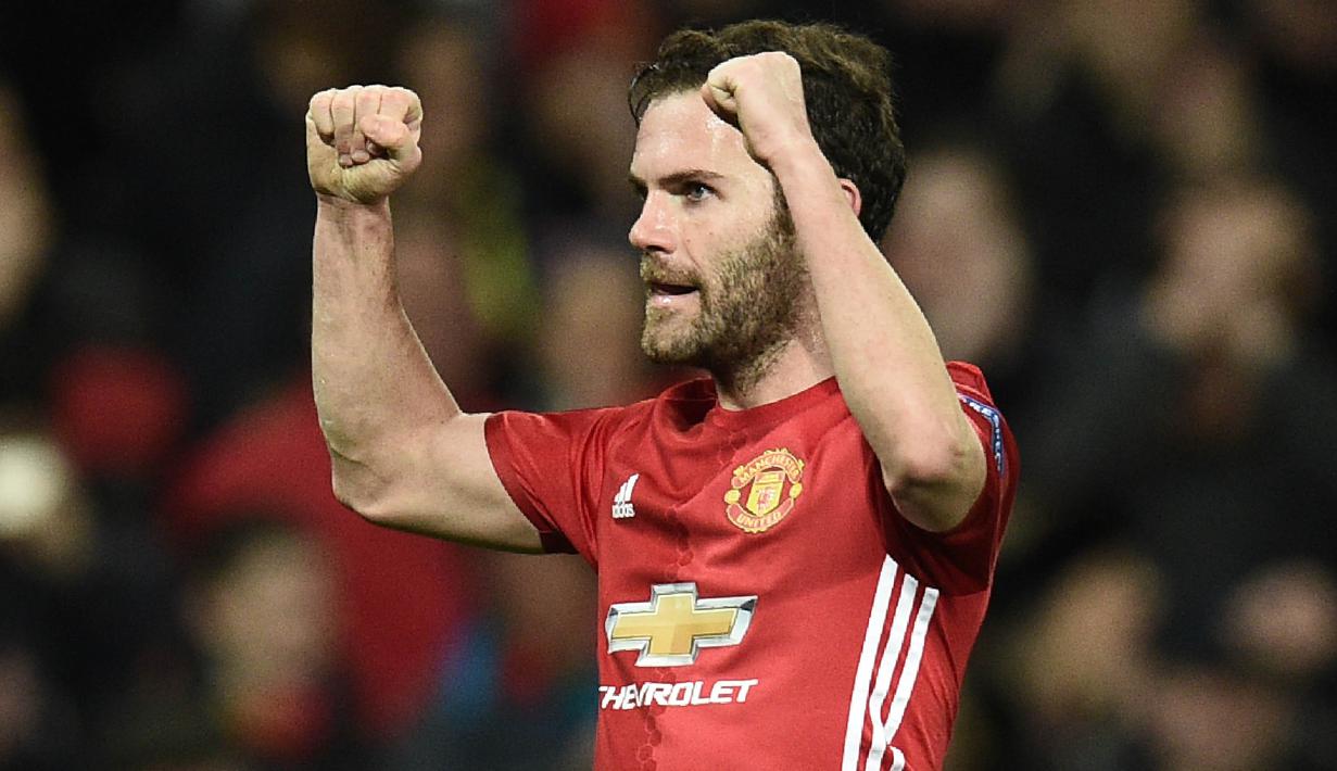 Gelandang Manchester United, Juan Mata, merayakan gol yang dicetaknya ke gawang FC Rostov pada laga Liga Europa pada Kamis (16/3/2017). MU lolos ke perempat final berkat unggul agregat 2-1 atas FC Rostov. (AFP/Oli Scarff)