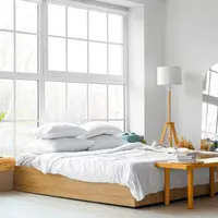 Ilustrasi kamar dengan seprai putih. (c) serezniy/Depositphotos.com