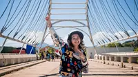 Gritte Agatha di jembatan perbatasan antara Indonesia dan Timor Leste. (Instagram/@gritteagathaa)