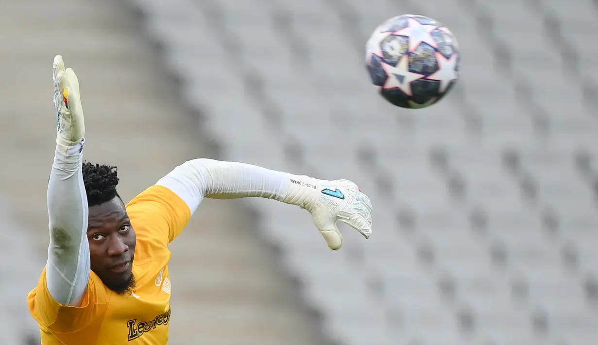 <p>Manchester United resmi memboyong kiper asal Kamerun Andre Onana dari Inter Milan pada 20 Juli 2023. (AFP/Franck Fife)</p>