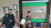 Tim Advokasi Solidaritas  Nasional untuk Rempang saat menyerahkan laporan ke Komisi Yudisial. (Liputan6.com/Ajang Nurdin)