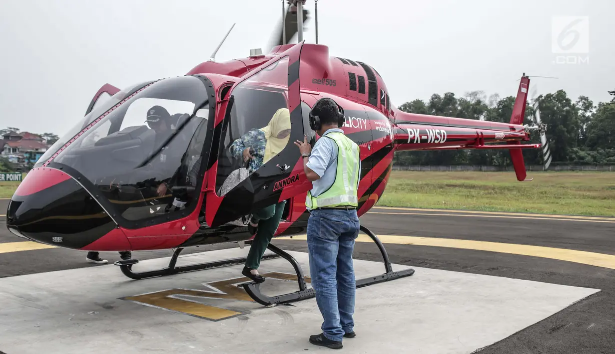 Pemudik turun dari Helikopter jenis Bell 505 di Bandara khusus Wiladatika, Cibubur, Jakarta, Senin (3/6). Untuk musim mudik tahun 2019 ini Heli City melayani 30 penerbangan mudik ke berbagai daerah di Jawa Barat dengan tarif sekali terbang Rp16 juta hingga Rp18 juta. (Liputan6.com/Faizal Fanani)