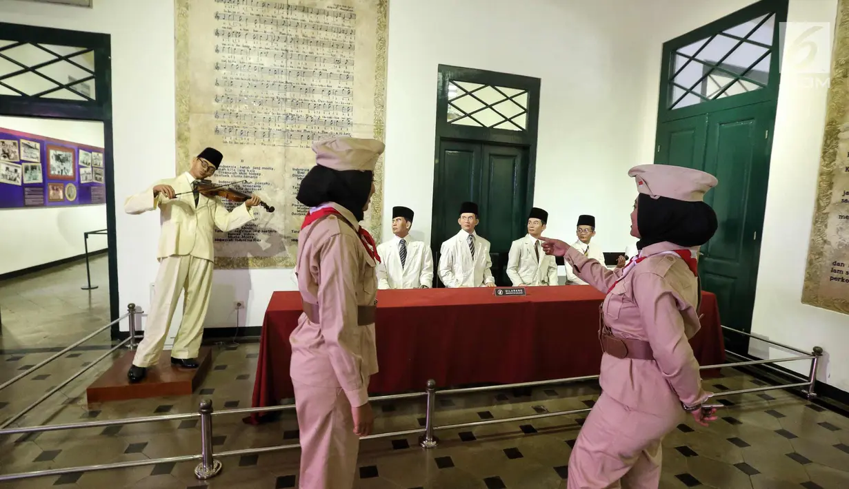 Pengunjung mengenakan kostum pejuang mengamati patung diorama di Museum Sumpah Pemuda, Jakarta, Jumat (27/10). Masyarakat ramai mengunjungi museum ini jelang Hari Sumpah Pemuda ke-89 pada Sabtu 28 Oktober 2017. (Liputan6.com/Faizal Fanani)