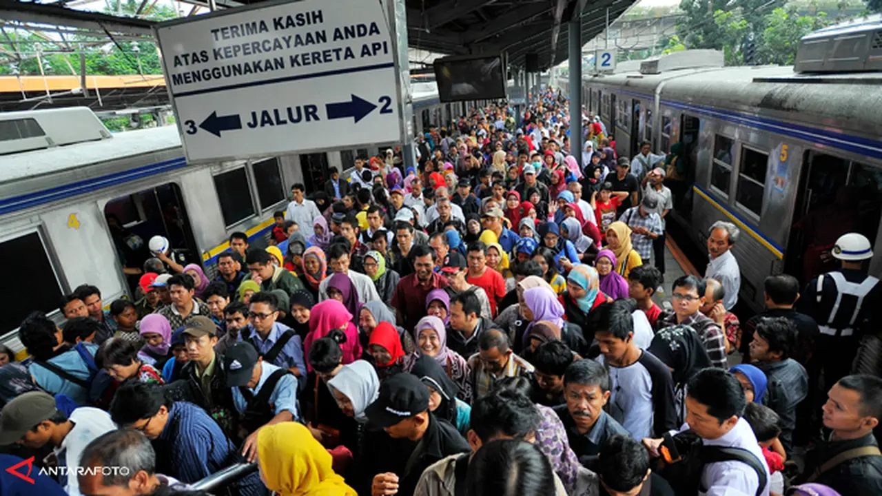 penumpang-krl-kereta-130701b.jpg