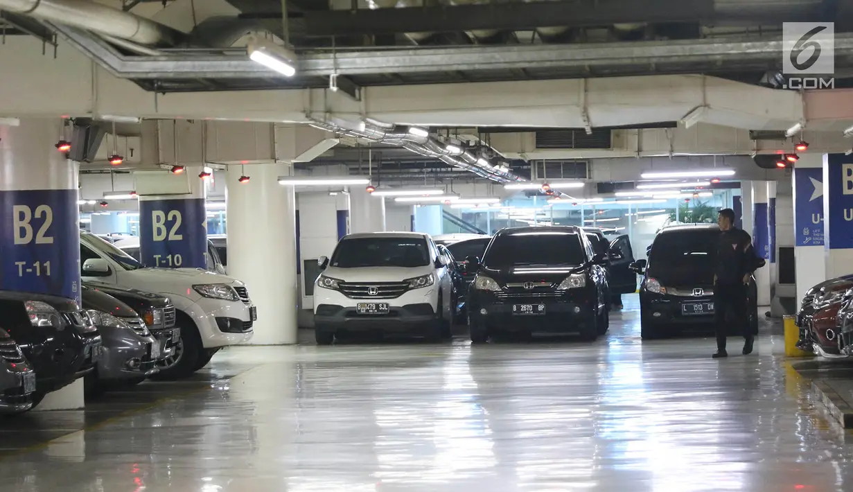 Sejumlah mobil parkir di pusat perbelanjaan Jakarta, Jumat (11/8). Untuk mengerem pemakaian kendaraan pribadi, Pemprov DKI berencana menaikkan tarif parkir mobil hingga Rp50 ribu untuk sekali parkir pada tahun ini. (Liputan6.com/Immanuel Antonius)