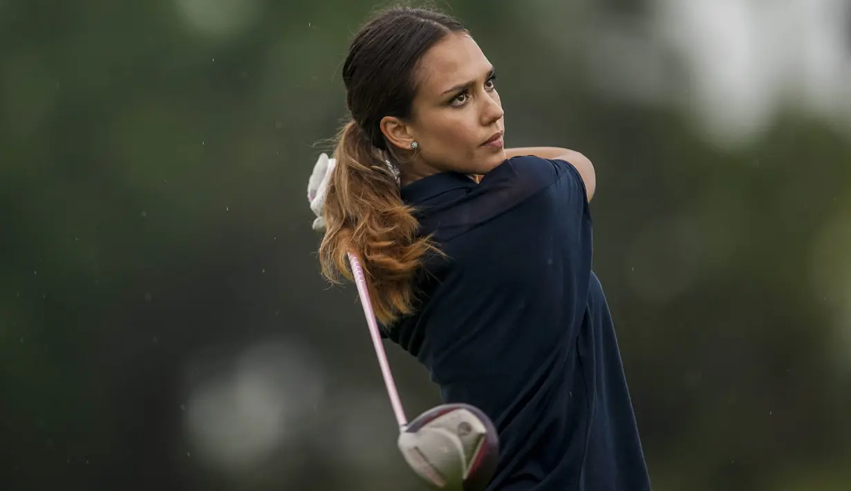 5. Jessica Alba - Di balik tubuhnya yang selalu fit, aktris cantik ini ternyata rutin berolahraga golf untuk menjaga kondisi. Hobi bermain golf rupanya merupakan kebiasaan yang sudah diturunkan oleh sang ayah sejak kecil. (AFP/Xaume Olleros)