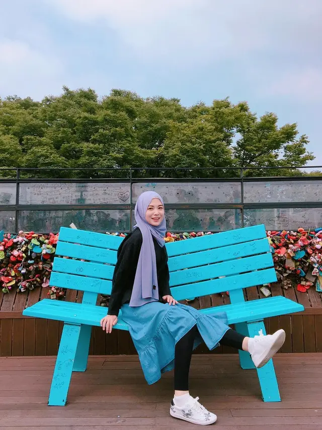 6 Potret OOTD Ayana Moon, Selebgram Muslim Korea yang Selalu Modis