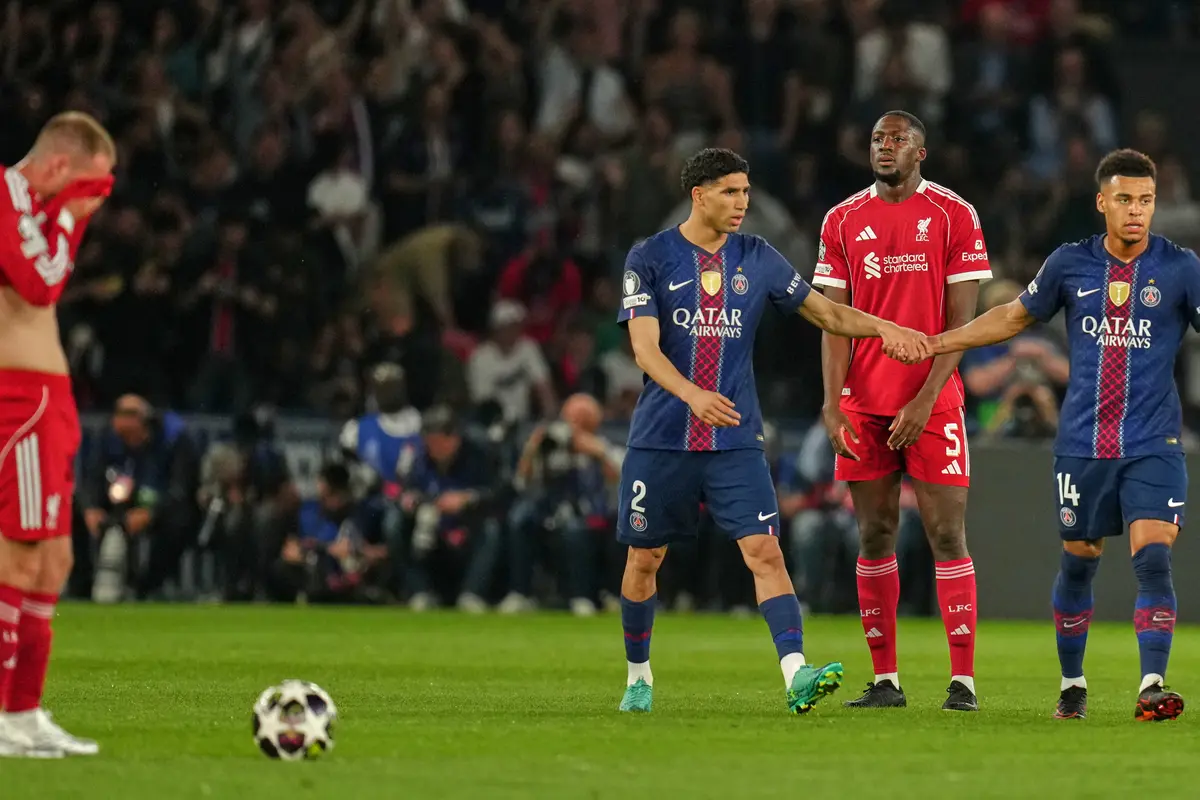 Pemain PSG Desire Doue (kanan) disambut oleh Achraf Hakimi setelah mencetak gol pada laga leg pertama perempat final Liga Champions antara PSG vs Liverpool