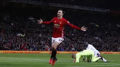 Striker Manchester United, Zlatan Ibrahimovic merayakan gol ke gawang Sunderland pada laga Premier League di Stadion Old Trafford, (26/12/2016). Ibrahimovic resmi kembali perkuat Manchester United. (Reuters/Phil Noble)