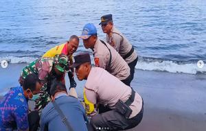 Polisi mengevakuasi turis Australia yang meninggal saat menyelam di perairan Tulamben, Bali. (dok. Tangkapan layar Instagram @polsekkubu_/https://www.instagram.com/p/DS4ZPEsEvct/?img_index=1/Dinny Mutiah)