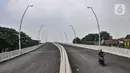 Pengendara sepeda motor saat melintas di jalan layang (Flyover) Cakung, Jakarta Timur, Selasa (16/3/2021). Progres pembangunan flyover yang menghubungkan kawasan Duren Sawit dengan Cakung tersebut saat ini telah mencapai 96,44 persen. (merdeka.com/Iqbal S. Nugroho)