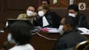 Terdakwa suap penghapusan nama terpidana perkara pengalihan hak tagih atau cessie Bank Bali dari daftar red notice Polri, Djoko S Tjandra (kiri) saat menjalani sidang lanjutan di Pengadilan Tipikor Jakarta, Kamis (19/11/2020). Sidang mendengar keterangan saksi. (Liputan6.com/Helmi Fithriansyah)
