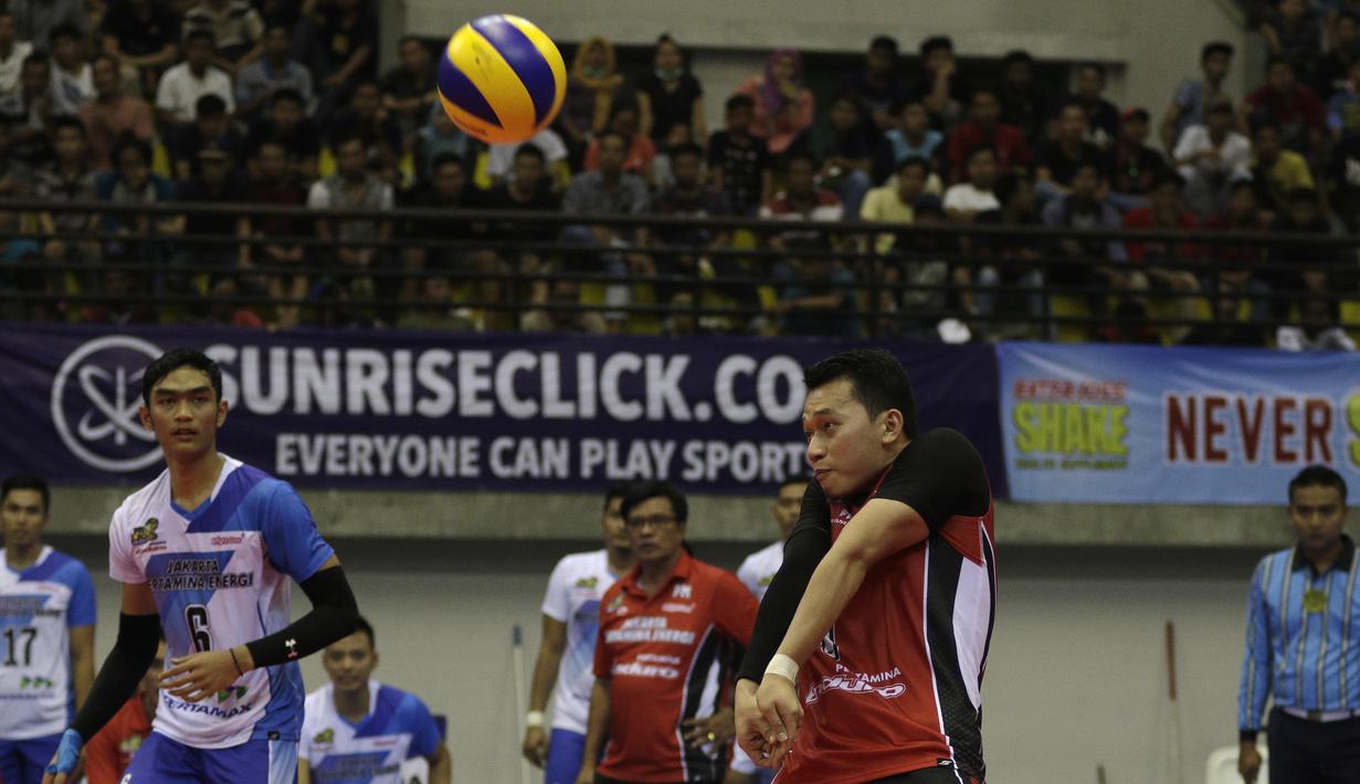 Pemain Jakarta Pertamina Energi, Heryanto, menahan bola smes saat melawan Palembang Bank Sumselbabel dalam ajang Proliga 2019 di GOR Among Rogo, Yogyakarta, Minggu (24/12). JPE menang 3-1 atas PBS. (Bola.com/Yoppy Renato)