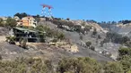 Foto yang menampilkan pemandangan umum area yang terbakar di Distrik L'Estaque, Marseille, selatan Prancis pada 9 Juli 2025, setelah kebakaran hutan melanda daerah yang dekat dengan pusat kota pelabuhan Meditteranean. (Viken KANTARCI/AFP)