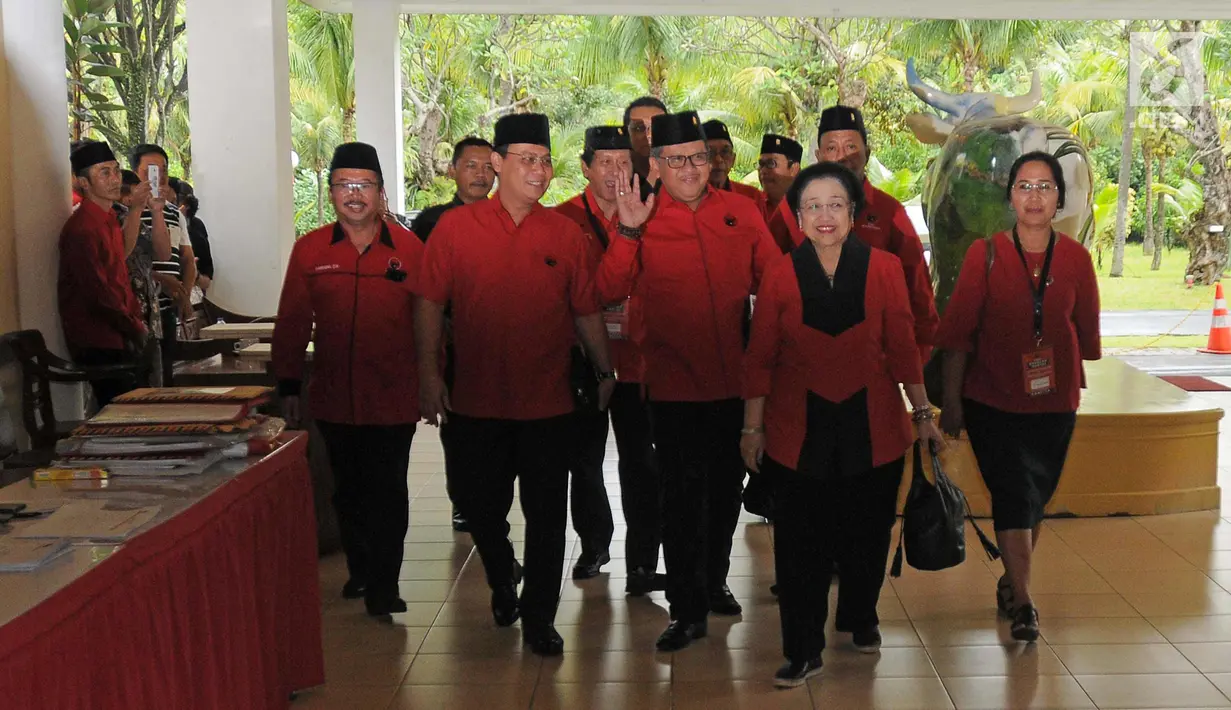Ketum PDI-P, Megawati Soekarnoputri didampingi Sekjen Hasto Kristiyanto (tengah), saat tiba di Wisma Kinasih, Depok, Minggu (28/1). Sebanyak 88 bakal calon Kepala Daerah dan Wakil Kepala Daerah mengikuti sekolah tersebut. (Liputan6.com/Herman Zakharia)