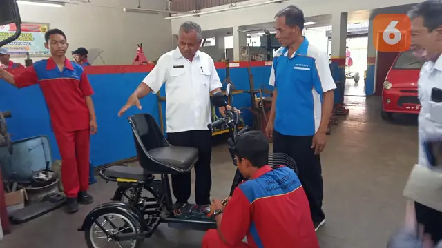 Proses perakitan Sepeda Listrik  khusus penyandang difabel oleh siwa SMKN 1 Glagah Banyuwangi (Hermawan Arifianto/Liputan6.com)