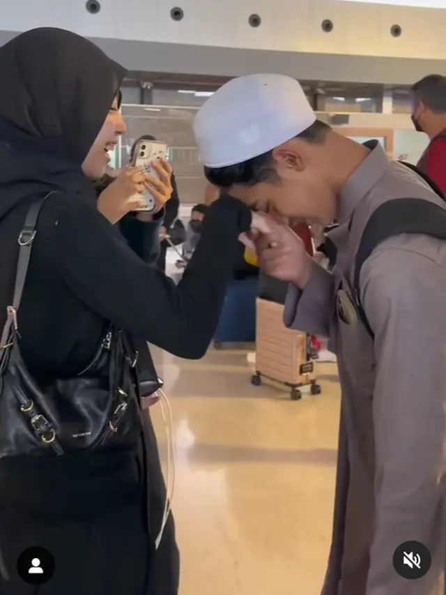 Umi Pipik antar anak bungsunya sekolah ke Yaman. [Foto: Instagram/_ummi_pipik_]