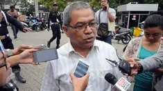 Sekretaris Daerah Pemprov Sumut, Hasban Ritonga usai diperiksa KPK, Jakarta, Rabu (25/11/2015). Hasban diperiksa sebagai saksi kasus dugaan suap kepada DPRD Sumatera Utara periode 2009-2014 dan 2014-2019. (Liputan6.com/Helmi Afandi)