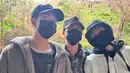 Yang paling menjadi sorotan adalah di foto kedua yang ia unggah. Jin berpose bersama V dan RM yang mengenakan pakaian kasual, topi, dan juga masker. (Foto: Instagram/ jin)