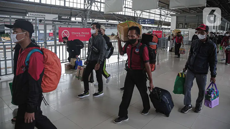 Arus Balik Libur Tahun Baru di Stasiun Senen